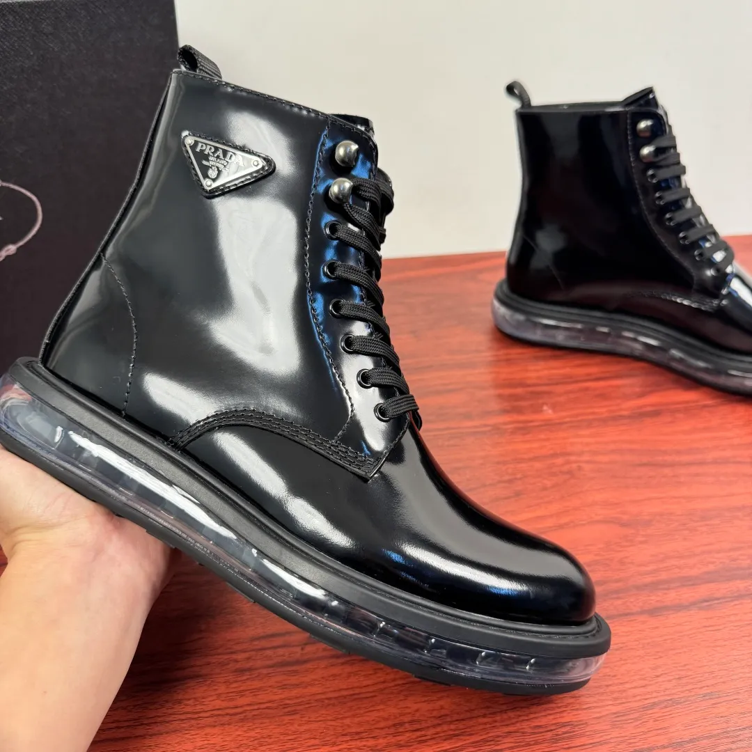 Batch 1020 Prada/Prada classic men's high-top air-cushion casual leather shoes, business formal leather shoes! Exclusive new air-cushion short boots for autumn and winter. Made in Guangdong, please pay attention to the details and pursue high quality. Italian original open-edge bead/matte calfskin styles are available. Low-key luxury, geometric tailoring, motorcycle imported from Germany, precision stitching, simple glossy surface, classic European and American style, clear water chestnuts, extended lace-up upper to better fit the shape of the foot, classic silver metal triangle logo details on the side, simple glossy surface, standard formal wear, full calfskin interior, exclusive gold label foot pads from P family, heel webbing heel, upper foot is stable and comfortable, original ultra-soft air cushion outsole, silver label PRADA letter logo decoration on the heel, rubber bottom layer wrapping, high comfort Excellent anti-slip performance, stitching technology, no slipping off the sole, more durable, 3.5CM thick sole, more adaptable, can enter and exit various occasions, fine workmanship, clear edges and corners of the shoe shape, perfect as a work of art, quality assurance, complete package! Size: 38-39-40-41-42-43-44 Leather shoe size Item number: 2TG242 Open edge beads